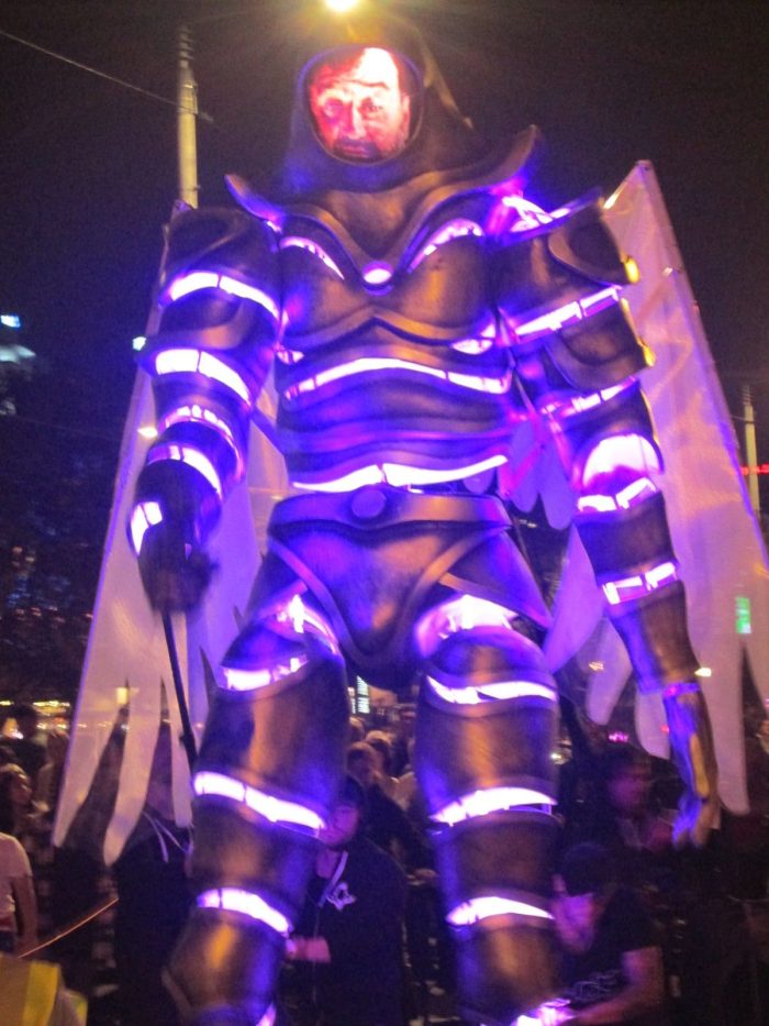 Giant puppet robot